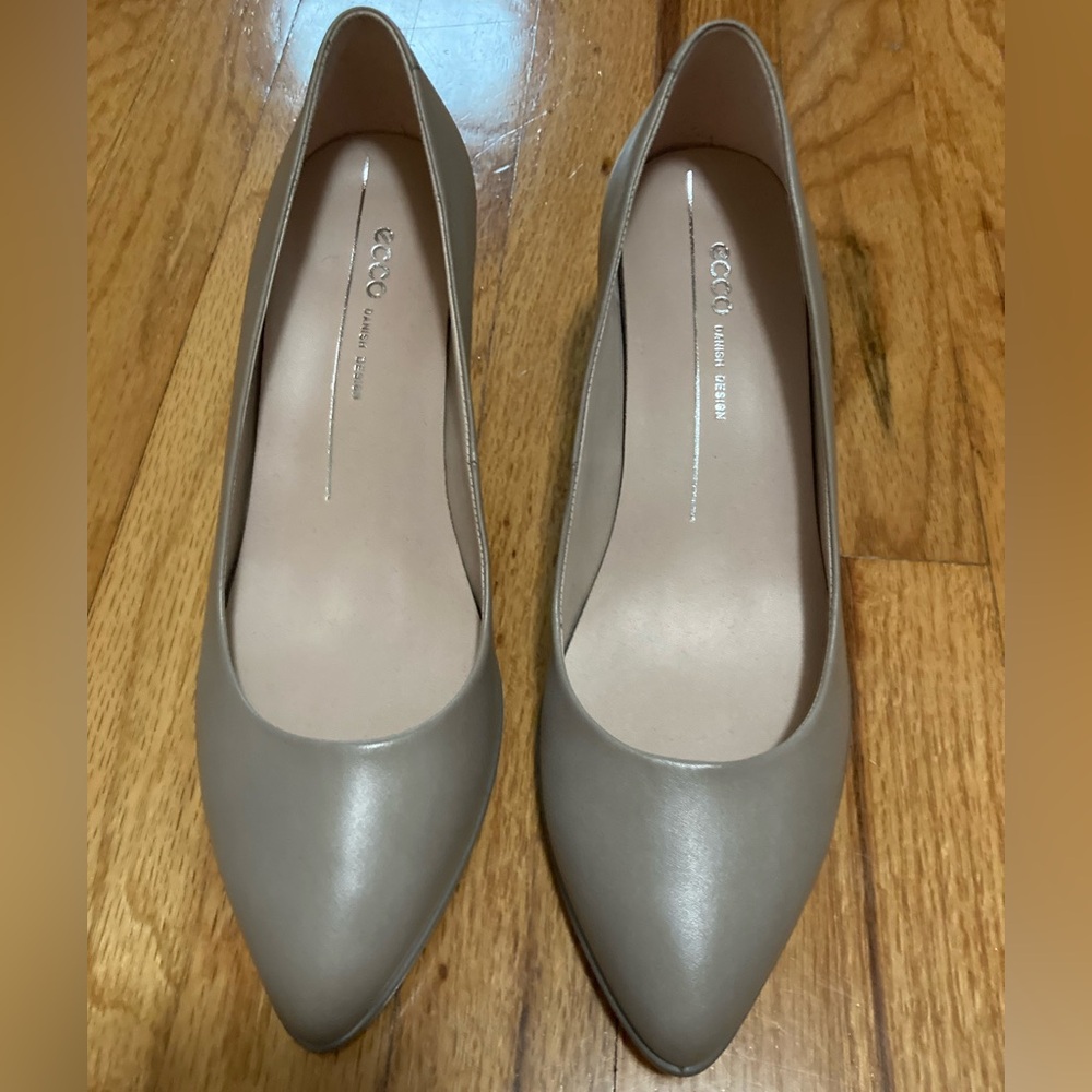 ECCO pumps NWOT, Size 8.5 (Euro 39)